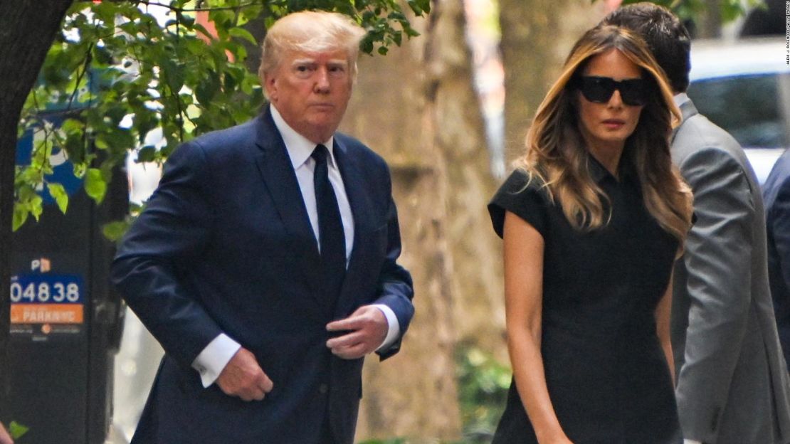 El expresidente Donald Trump y la exprimera dama Melania Trump llegan al funeral.