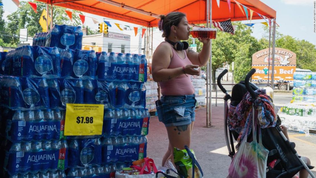 Venta de agua en una tienda de comestibles de Staten Island en una calurosa tarde de martes en la ciudad de Nueva York.