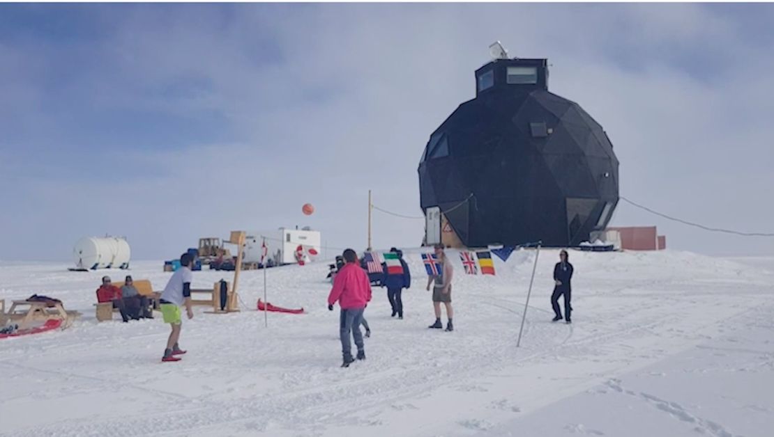 Los científicos aprovechan el calor anormal mientras esperan, jugando voleibol en pantalones cortos en una capa de hielo en la cima del mundo.