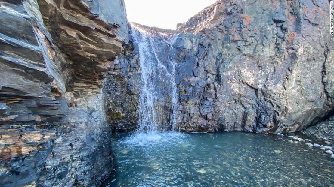 El agua de deshielo fluye de la capa de hielo de Groenlandia.