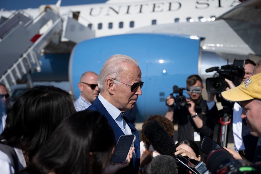 El presidente de los Estados Unidos, Joe Biden, habla con los medios de comunicación tras desembarcar del Air Force One en la Base Conjunta Andrews en Maryland el 20 de julio de 2022.