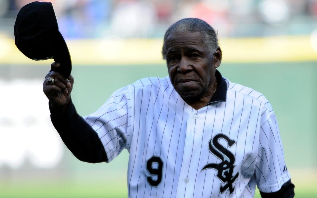 Minnie Miñoso realiza el primer lanzamiento antes del partido entre los White Sox de Chicago y los Rays de Tampa Bay el 26 de abril de 2014, en el U.S. Cellular Field de Chicago, Illinois.