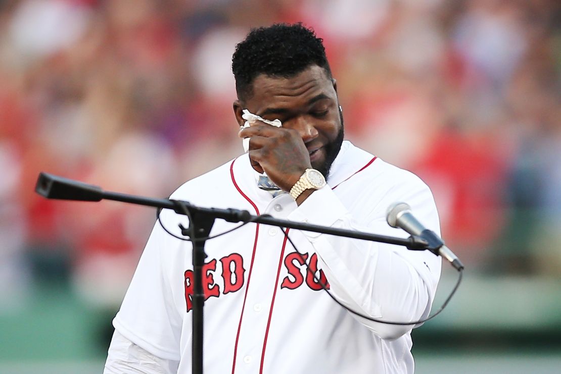 David Ortiz, "Big Papi", llora durante la ceremonia de 2017 donde los Red Sox retiraron su jersey #34 como homenaje a todo lo que el jugador dio al equipo.