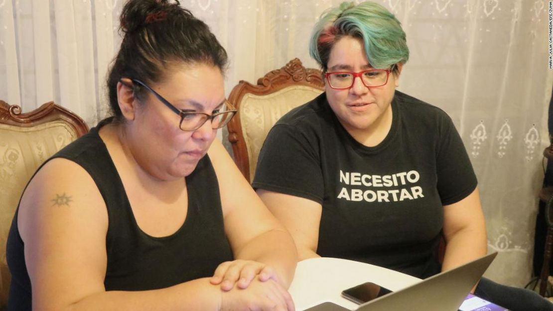 Sandra Cardona y su compañera Vanessa Jiménez, de la Red Necesito Abortar, afirman que han recibido un número creciente de mensajes de mujeres de Estados Unidos pidiendo ayuda desde que la Corte Suprema revirtió el caso Roe vs. Wade.