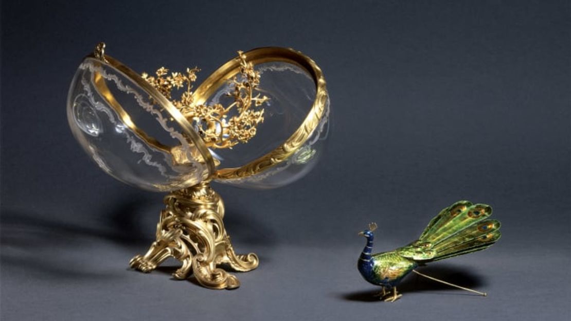 El huevo de Pascua del pavo real fue creado por el relojero Semion Lvovich Dorofeyev, según un nuevo libro sobre los colaboradores de la Casa Fabergé. Crédito: Fondation Édouard et Maurice Sandoz