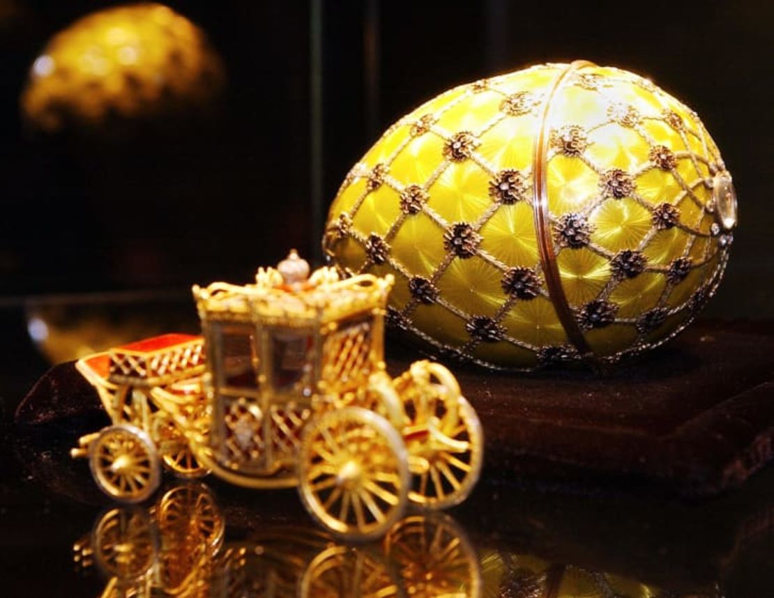 El Huevo de la Coronación de Fabergé, expuesto en la casa de subastas Sotheby's de Nueva York, en 2004. Crédito: Stan Honda / AFP / Getty Images