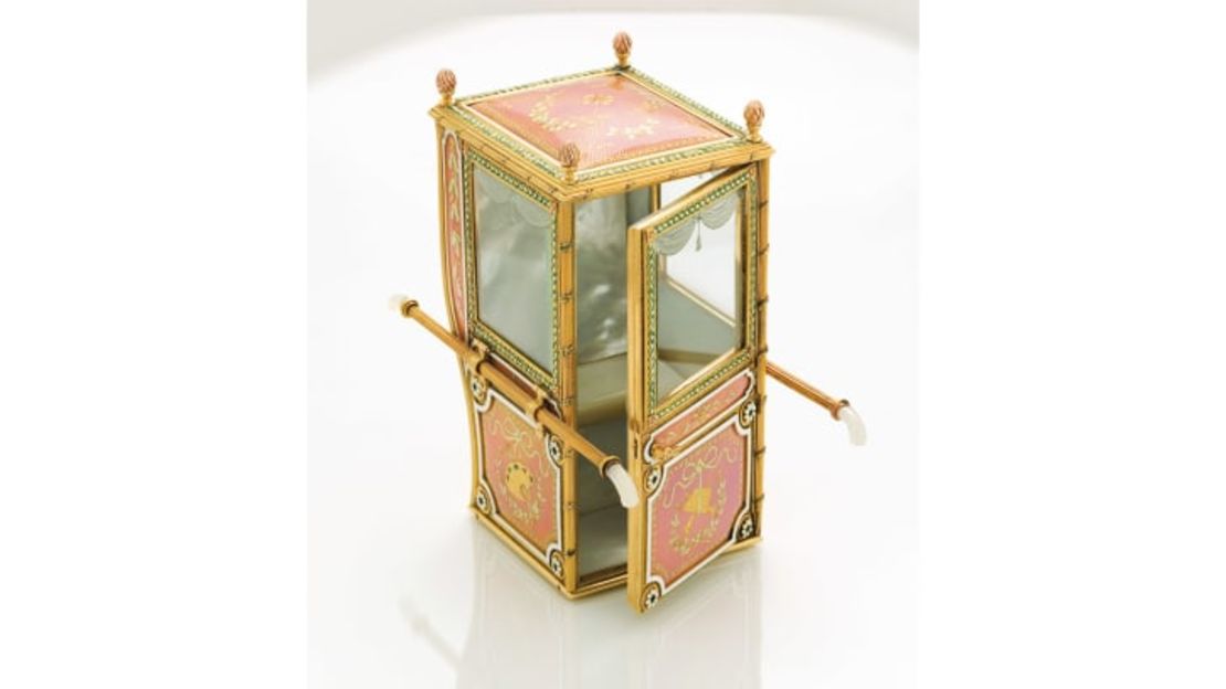 El taller de Faberge también producía otros artículos decorativos, como esta silla de manos en miniatura. Crédito: Colección privada / Katja Hagelstamc