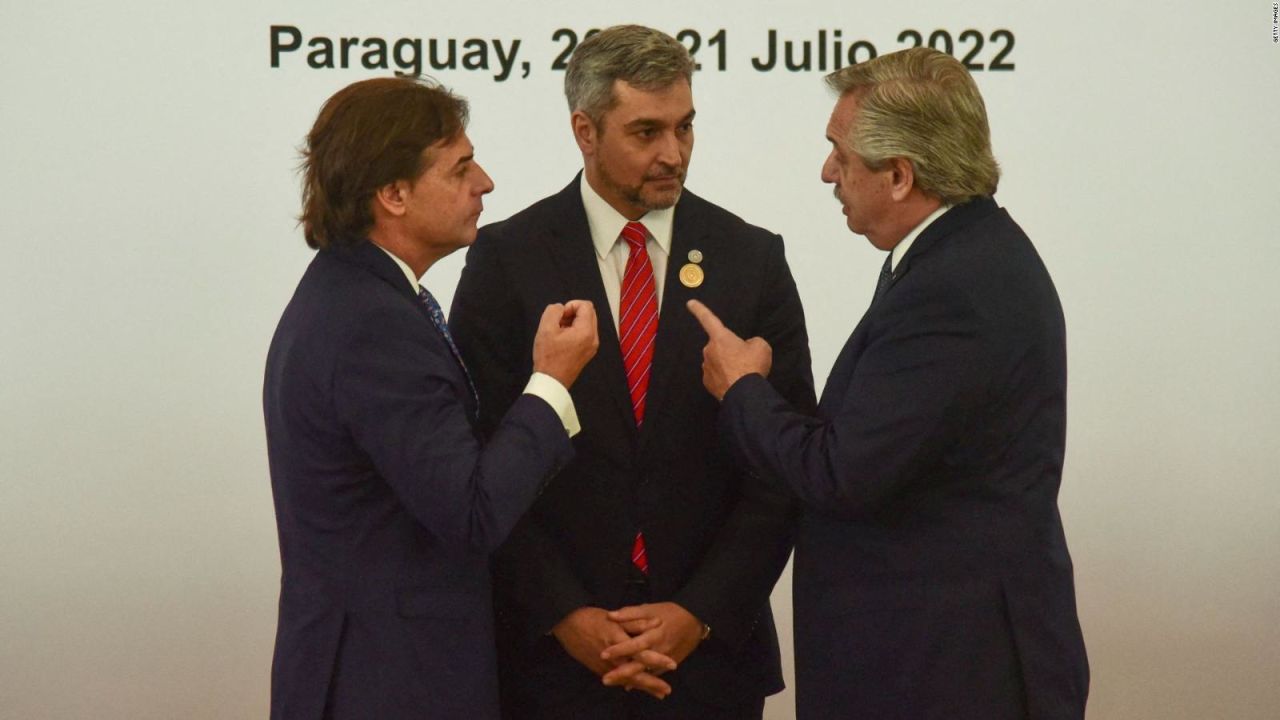 CNNE 1241857 - asi fue el tenso cruce entre los presidentes de argentina y uruguay