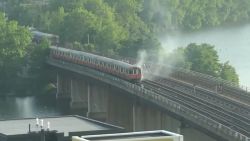 CNNE 1241964 - pasajeros intentan escapar de tren en llamas; una persona salto un puente