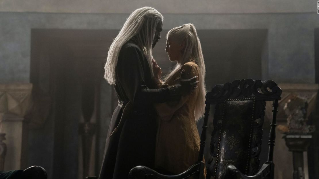 Steve Toussaint como Lord Corlys Velaryon y Eve Best como la princesa Rhaenys Targaryen en "House of the Dragon".