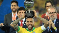 CNNE 1241985 - los seguidores de pumas suenan con dani alves