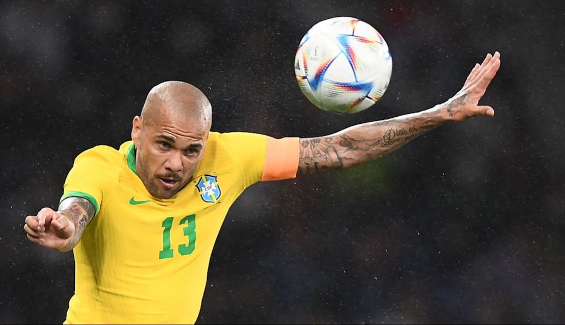 Dani Alves de Brasil cabecea el balón durante el partido amistoso de fútbol entre Japón y Brasil en el Estadio Nacional de Tokio el 6 de junio de 2022.