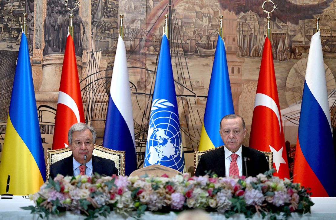 El secretario general de las Naciones Unidas (ONU), Antonio Guterres (izquierda), y el presidente turco, Recep Tayyip Erdogan (derecha), se sientan al comienzo de la ceremonia de firma de una iniciativa sobre el transporte seguro de cereales y alimentos desde los puertos ucranianos, en Estambul, en julio de 2022.