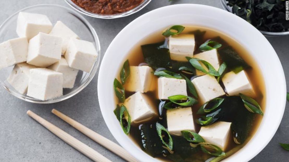 Las algas son una opción integral para las necesidades nutricionales cruciales. El alga wakame también añade sabor a la sopa de miso.