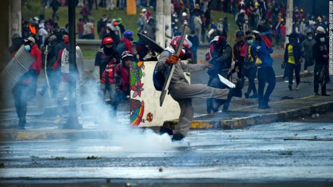 Manifestantes chocan con la policía en Quito, Ecuador, el 23 de junio de 2022, durante una protesta contra los altos precios del combustible y el aumento del costo de vida.