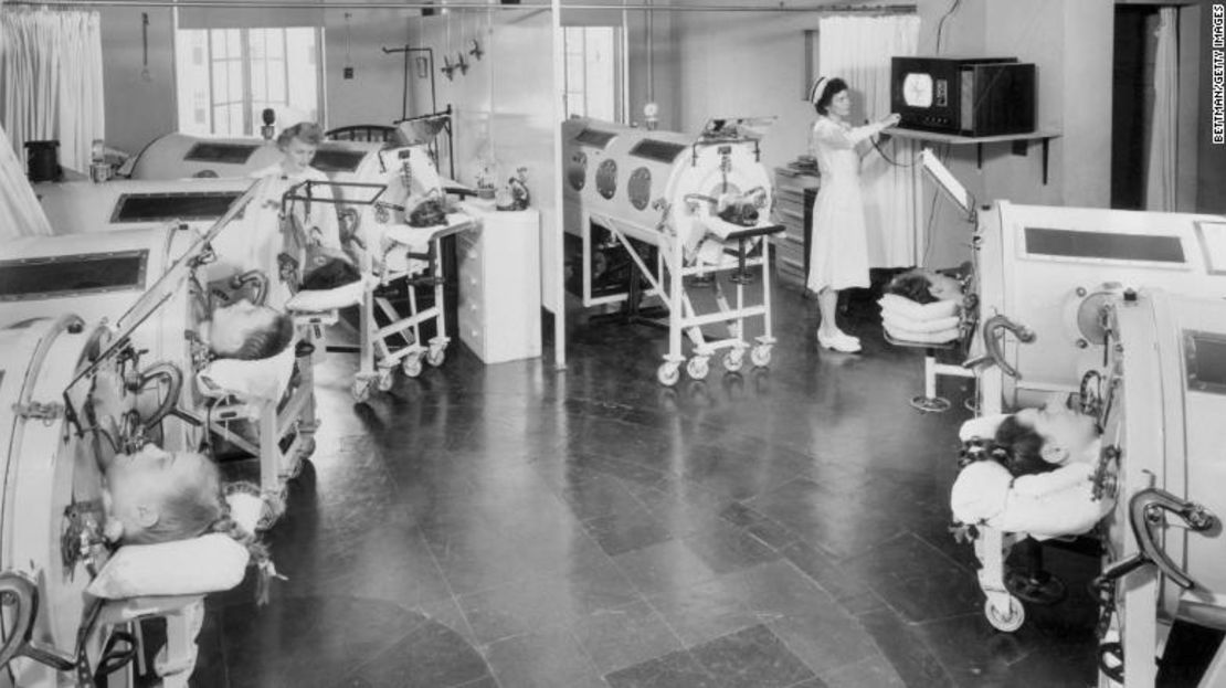 Los pacientes con pulmón de acero en un hospital de Baltimore reciben televisores por primera vez. Los espejos les permiten ver transmisiones.