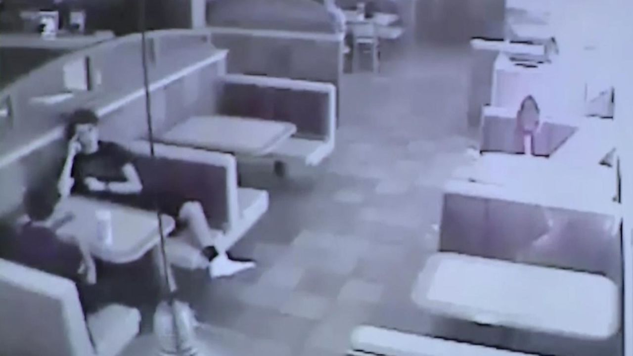 CNNE 1242539 - video muestra lo que hizo el atacante de parkland tras el tiroteo