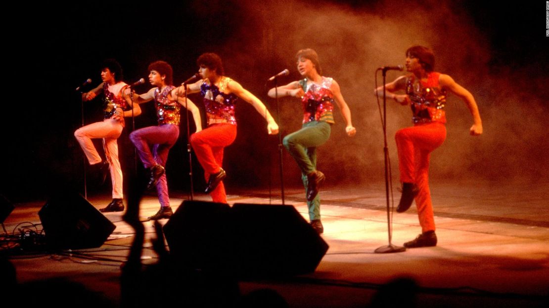 El grupo de pop adolescente Menudo actúa en el escenario del Aire Crown Theatre en Chicago, Illinois, el 18 de noviembre de 1983.