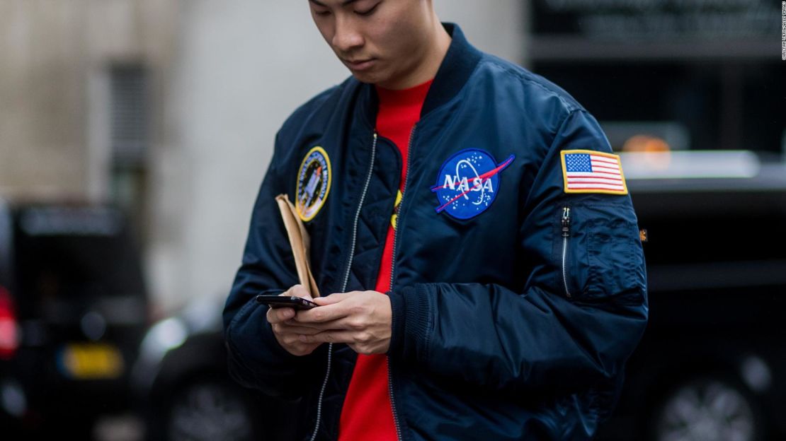 Un invitado con una chaqueta bomber de la NASA durante las colecciones masculinas de la Semana de la Moda de Londres en Matthew Miller el 7 de enero de 2017 en Londres, Inglaterra.