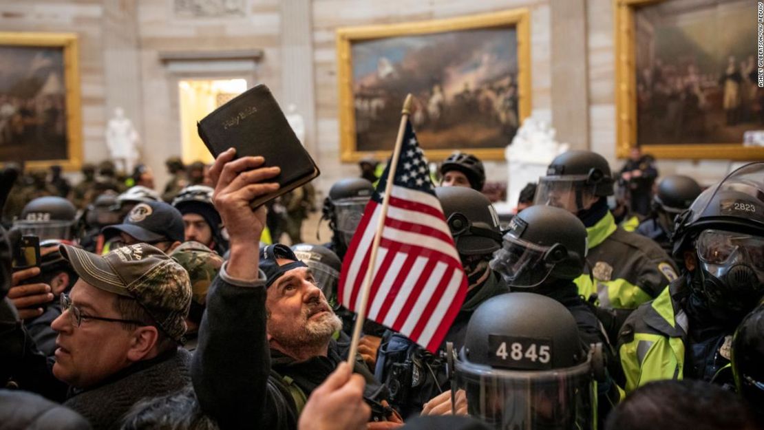 Un manifestante sostiene una Biblia en medio de la multitud que asalta la Rotonda del Capitolio de Estados Unidos en Washington el 6 de enero de 2021.