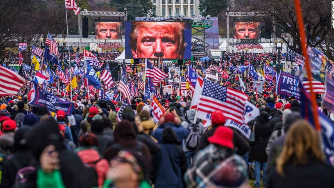 Los simpatizantes del entonces presidente Donald Trump se reúnen en Ellipse cerca de la Casa Blanca para escucharlo hablar el 6 de enero de 2021.