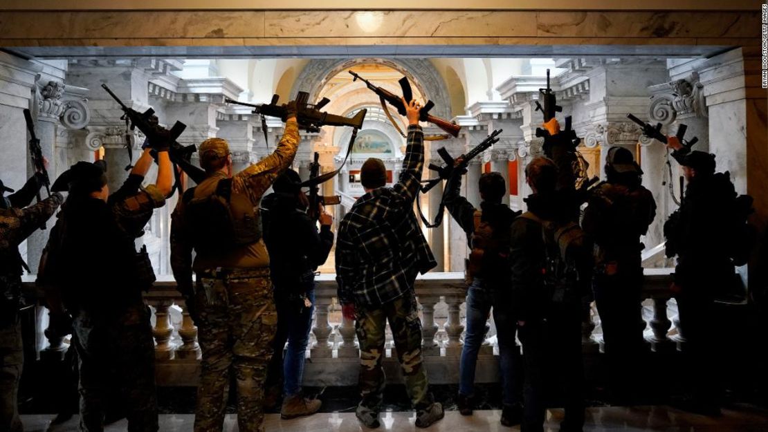 Activistas defensores de los derechos de las armas que portan armas de fuego semiautomáticas posan para una fotografía en el edificio del Capitolio estatal el 31 de enero de 2020, en Frankfort, Kentucky.