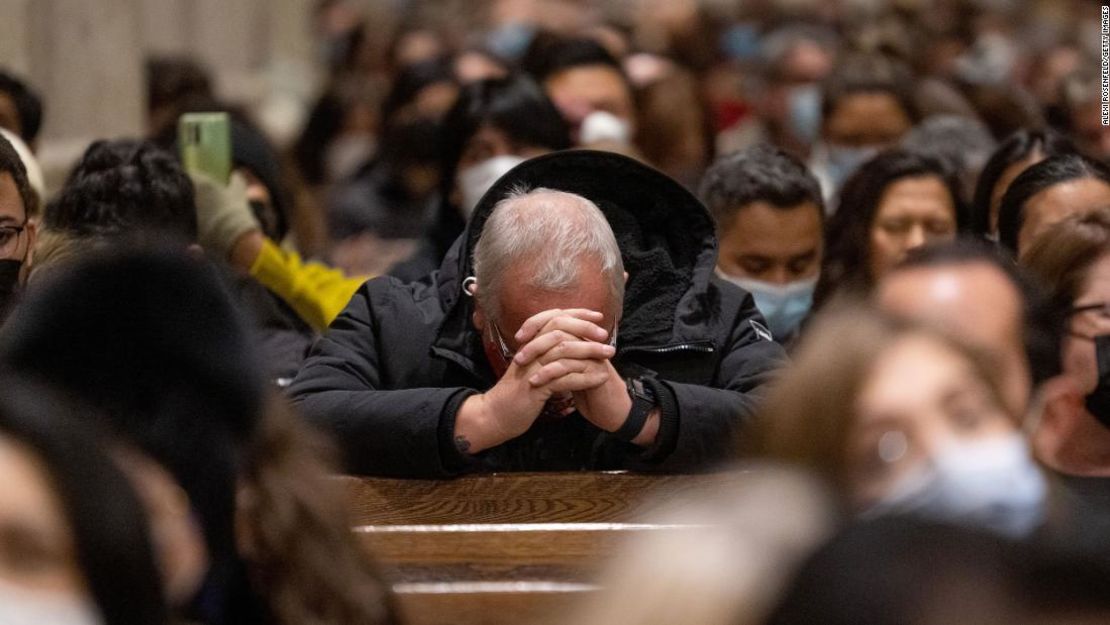 Un feligrés inclina la cabeza para rezar mientras celebra la Misa de medianoche en la Catedral de San Patricio el 24 de diciembre de 2021 en la ciudad de Nueva York.