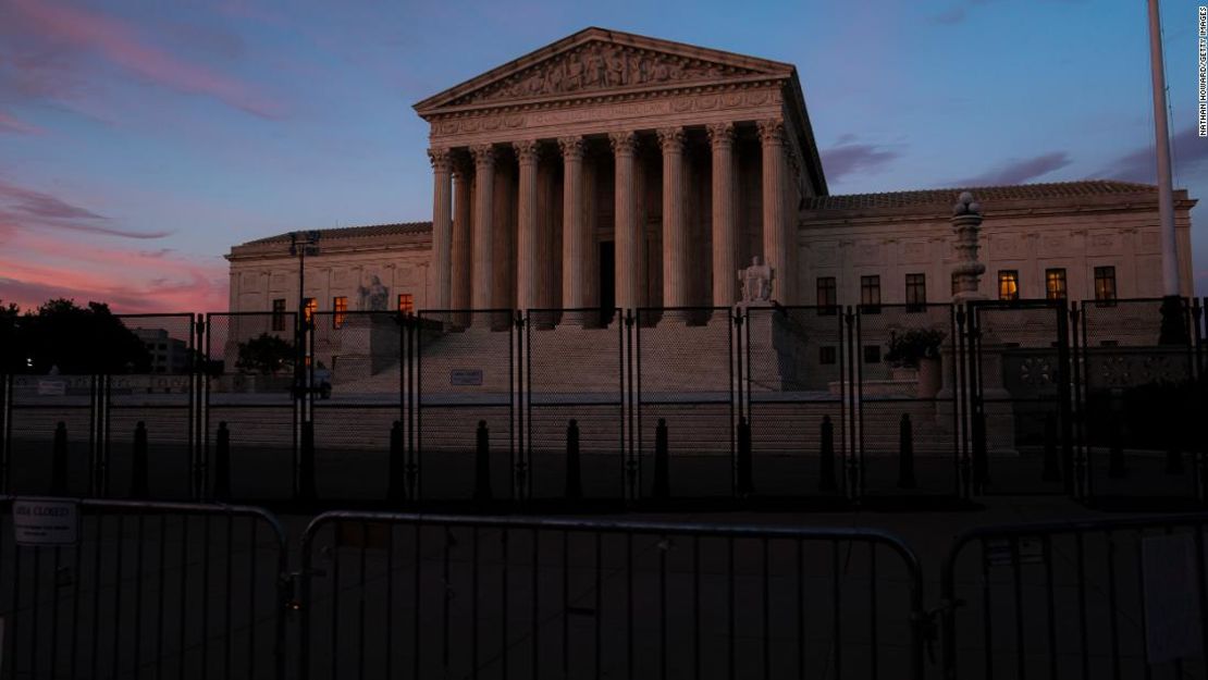 El sol se pone frente a la Corte Suprema el 28 de junio de 2022 en Washington. Una decisión de la Corte Suprema el mes pasado anuló el fallo histórico de Roe vs. Wade y eliminó el derecho federal al aborto.