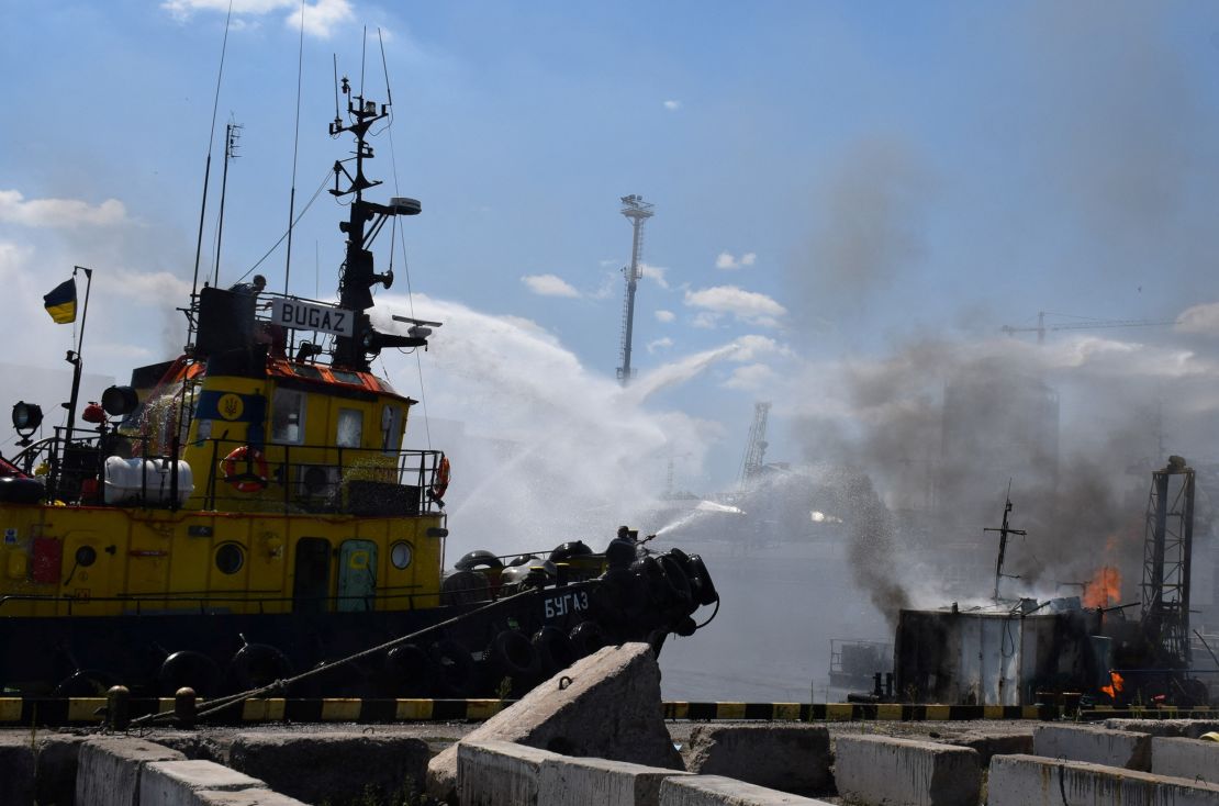 Los bomberos trabajan en el lugar de un ataque con misiles rusos en un puerto marítimo de Odesa, Ucrania, el 23 de julio.