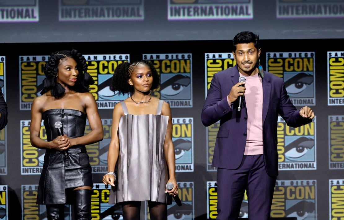 En esta foto aparecen: Michaela Coel, Dominique Thorne y Tenoch Huerta hablando en el escenario en el Mega-Panel Marvel Cinematic Universe durante 2022 Comic Con International: San Diego en el Centro de Convenciones de San Diego el 23 de julio de 2022.