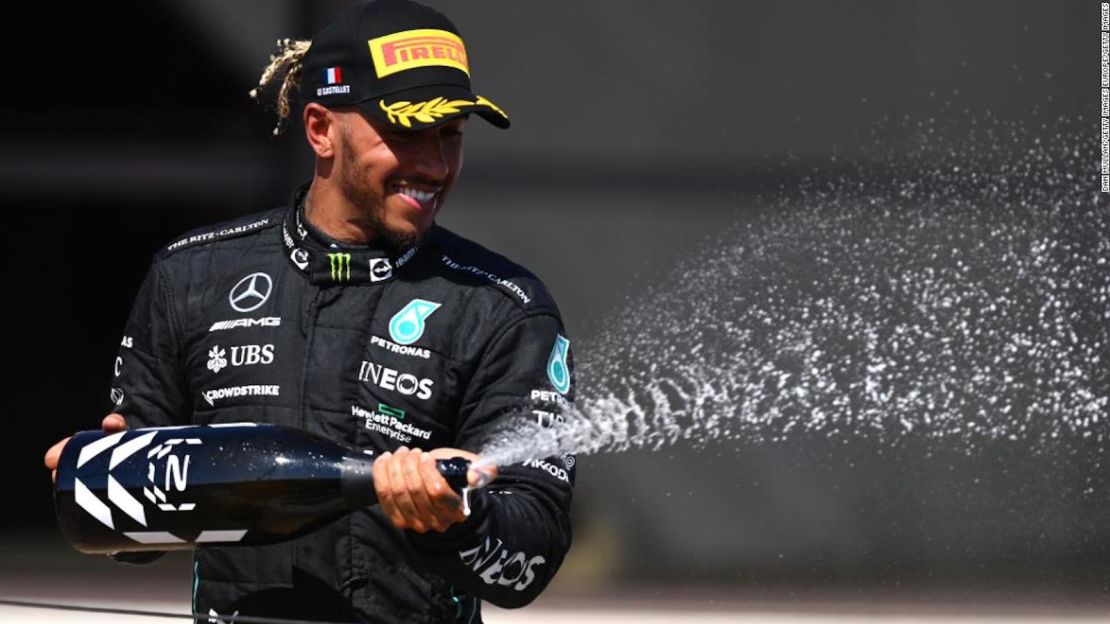 Lewis Hamilton celebra en el podio después de quedar segundo en el Gran Premio de Francia.