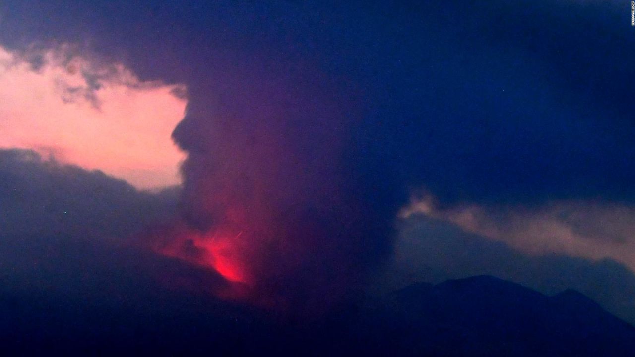 CNNE 1243160 - alerta en japon por erupcion del volcan sakurajima
