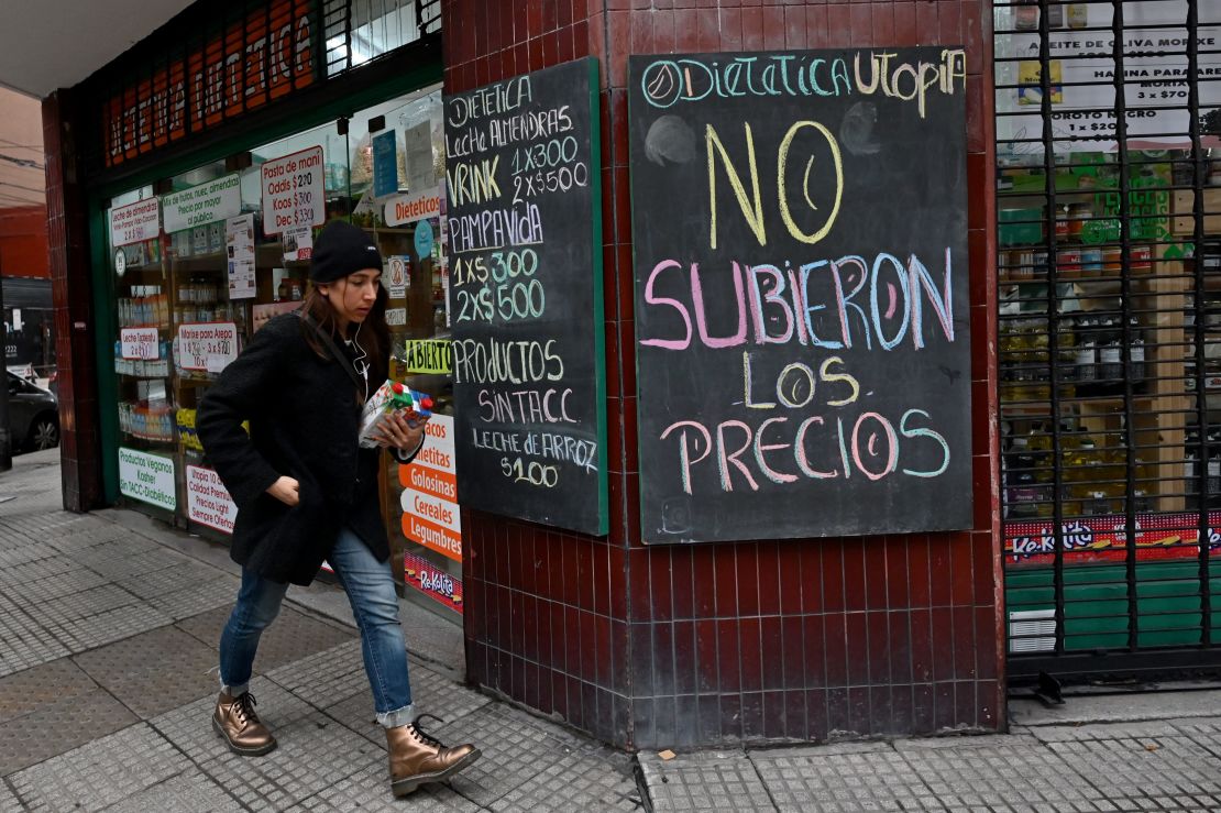 Una mujer pasa junto a una pancarta sobre los precios frente a una tienda en Buenos Aires, Argentina, el 6 de julio de 2022.