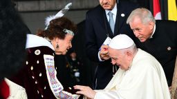 El papa Francisco se reúne con un miembro de una tribu indígena durante su ceremonia de bienvenida en el Aeropuerto Internacional de Edmonton en Alberta, oeste de Canadá, el 24 de julio de 2022.