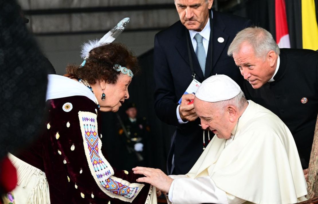 El papa Francisco se reúne con un miembro de una tribu indígena durante su ceremonia de bienvenida en el Aeropuerto Internacional de Edmonton en Alberta, oeste de Canadá, el 24 de julio de 2022.