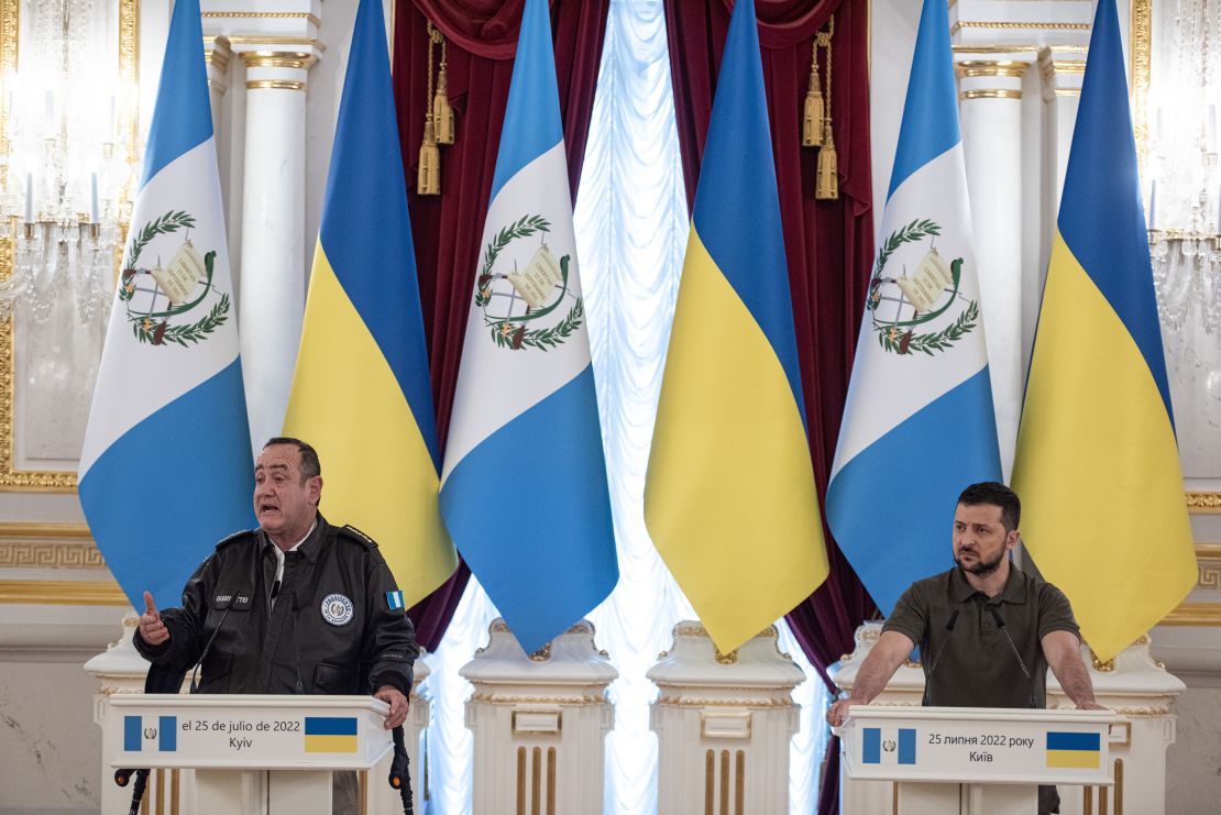 El presidente de Ucrania, Volodymyr Zelensky y el presidente de Guatemala, Alejandro Giammattei en una conferencia de prensa conjunta el 25 de julio de 2022, en Kyiv, Ucrania. Crédito: Alexey Furman/Getty Images