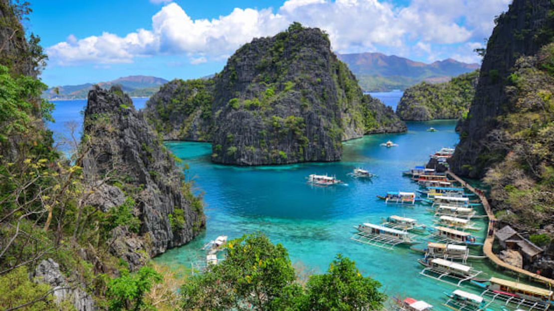 Filipinas, con la isla de Coron en la foto, subió a riesgo "moderado" de viajes.