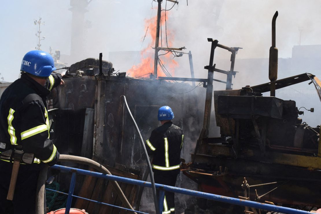 Los bomberos trabajan en el lugar de un ataque con misiles rusos en el puerto de Odesa, Ucrania, el 23 de julio.