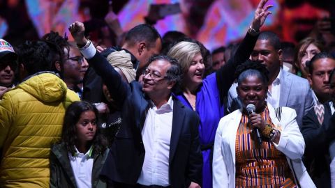 El presidente Gustavo Petro (C) celebra con su esposa Verónica Alcocer (C-R) y su compañera de fórmula Francia Márquez (R) en el Movistar Arena de Bogotá, el 19 de junio de 2022 después de ganar la segunda vuelta de las elecciones presidenciales el 19 de junio de 2022.