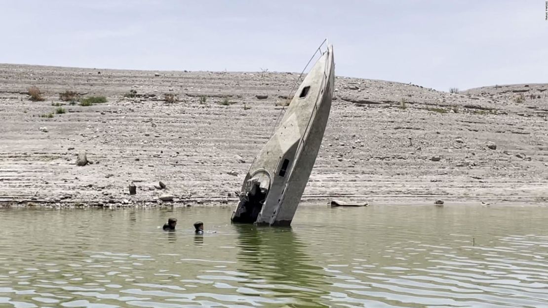 El descenso de nivel de las aguas del lago Mead dejó al descubierto tres cuerpos y varios barcos hundidos en medio de una megasequía en el oeste de Estados Unidos.