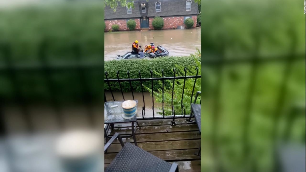 CNNE 1243982 - autos flotan en las calles inundadas de san louis