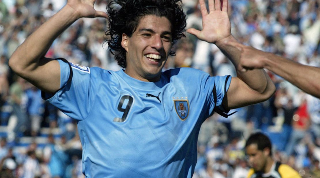 El uruguayo Luis Suárez celebra después de anotar contra Chile durante su partido de fútbol clasificatorio para la Copa Mundial de la FIFA Sudáfrica-2010 en Montevideo el 18 de noviembre de 2007.