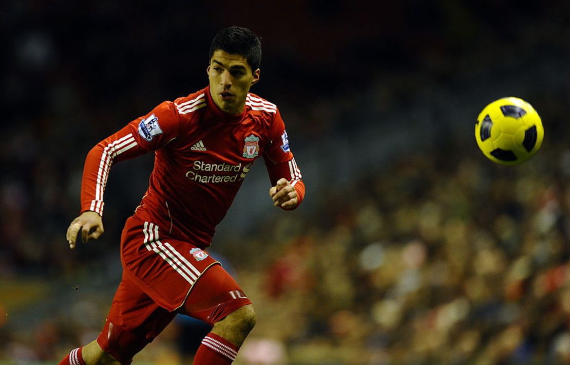 El delantero uruguayo Luis Suárez hizo su debut con el Liverpool de Inglaterra durante el partido de fútbol de la Premier League inglesa contra el Stoke City en Anfield en Liverpool, el 2 de febrero de 2011.