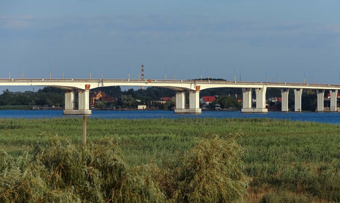 El puente Antonivskyi sobre el río Dnipro en la región de Jersón, controlada por Rusia, en el sur de Ucrania, el 23 de julio.