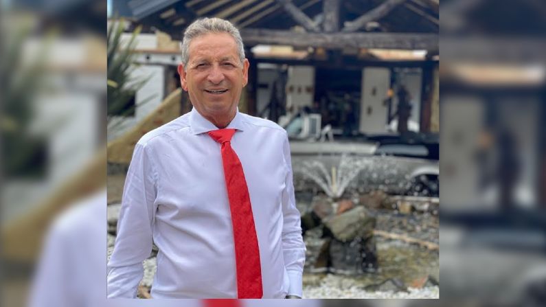 Darío Gómez, cantante colombiano de música popular a quien llamaban el "rey del despecho", falleció el 26 de julio en Medellín, informó la Clínica Las Américas.