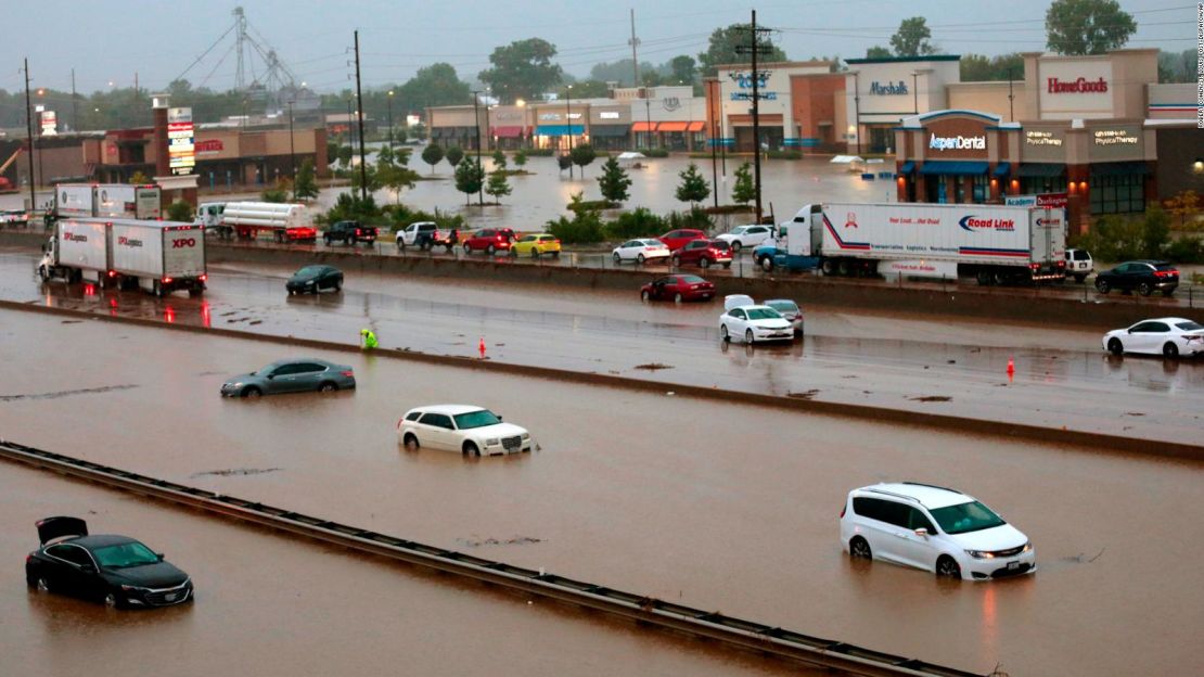 Autos abandonados quedaron dispersos por las inundaciones en una sección de la I-70 que se cerró este martes.