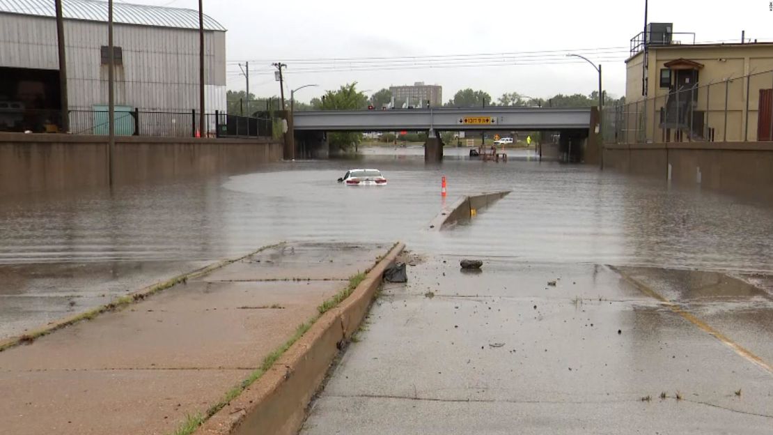 Un automóvil sumergido en las inundaciones en St. Louis, después de que la ciudad sufriera lluvias récord este martes.