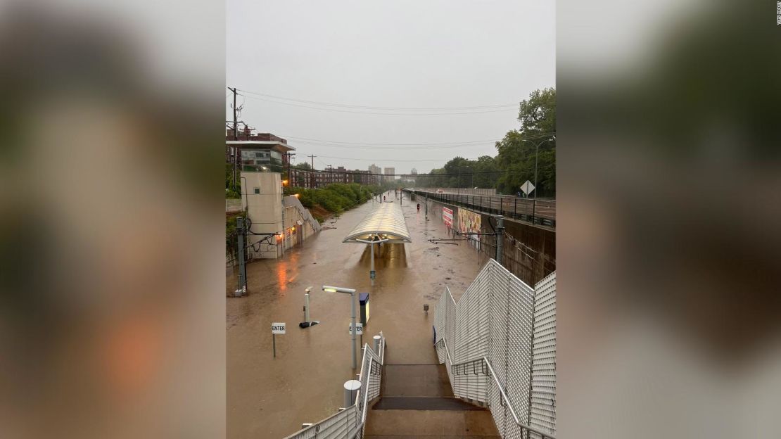 El agua cubre gran parte de la estación Forest Park-DeBaliviere de MetroLink, en St. Louis, la mañana del martes.