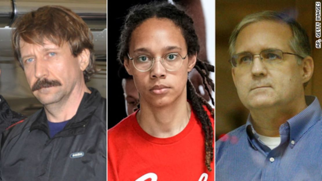 El gobierno de Biden propuso el intercambio de Viktor Bout (izquierda), un traficante de armas ruso convicto para asegurar la liberación de Brittney Griner (centro) y Paul Whelan (derecha).