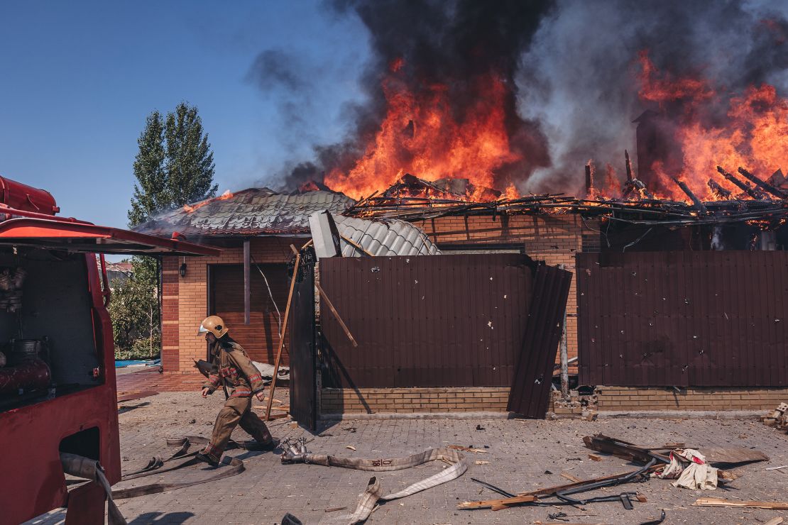 Los bomberos combaten un incendio tras el bombardeo ruso de una casa en Bakhmut, Ucrania, el 27 de julio.